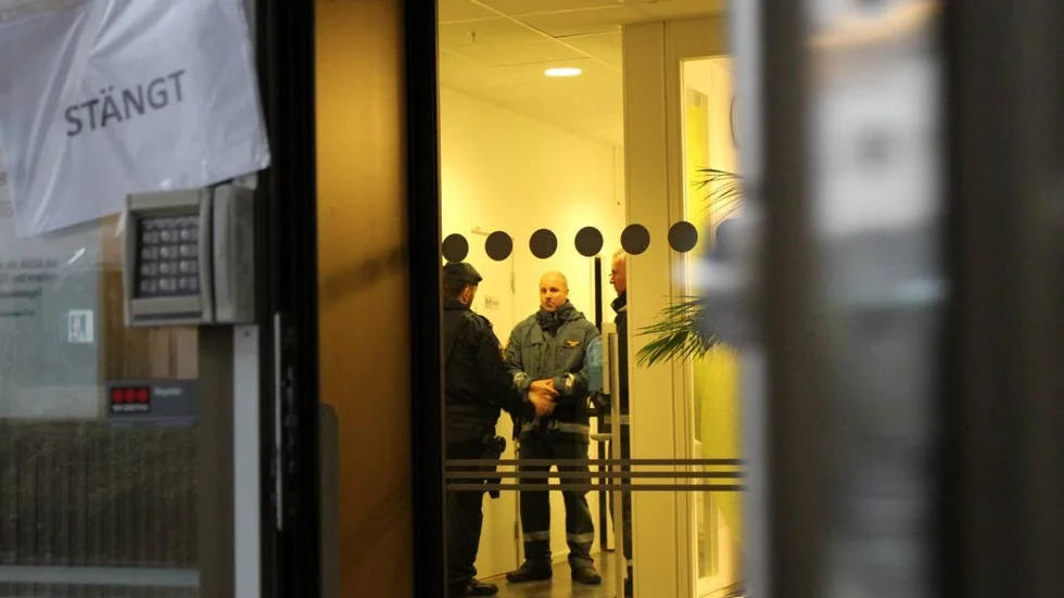 Instruktioner. Polisen ger direktiv till väktarna.