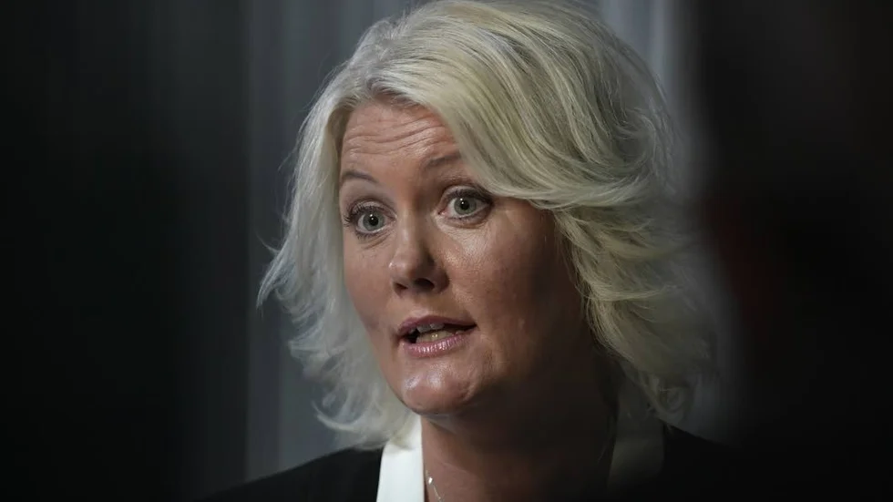 Tänk mer framåt. Socialdemokraternas senaste topprekrytering är partisekreteraren Lena Rådström Baastad. Hon bör tänka igenom partiets riktning.