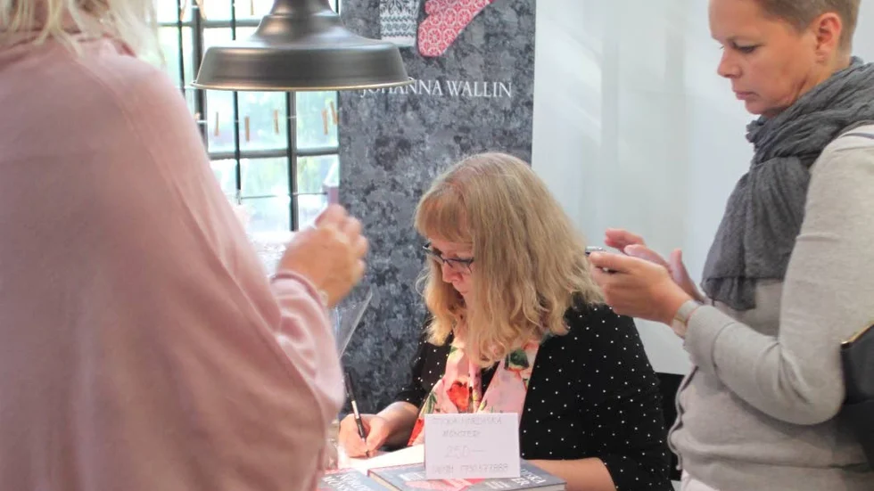 SIGNATUR. Många ville ha Johanna Wallins nya bok signerad.