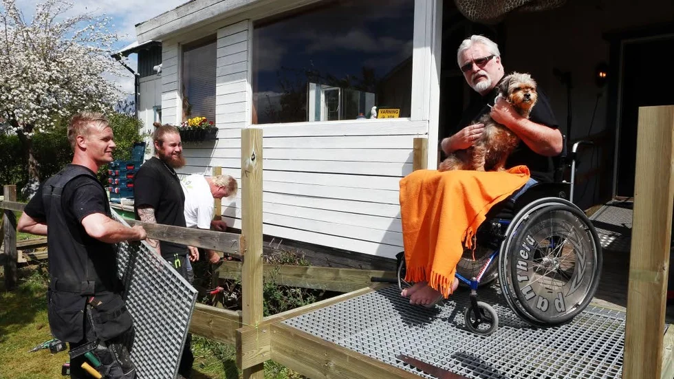 Fixas. I tisdags började snickarna på Norrköpings Maskin- och Trädgårdsservice bygga en ny rullstolsramp hos Christer Hankvist i Skärblacka. Under torsdagen var den klar. Det uppskattar både 62-åringen och terriern Bella.