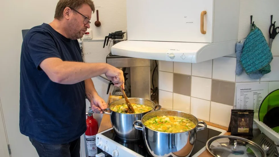 Roger Hedin rör i de stora kastrullerna, där soppan till sopplunchen snart är klar.
