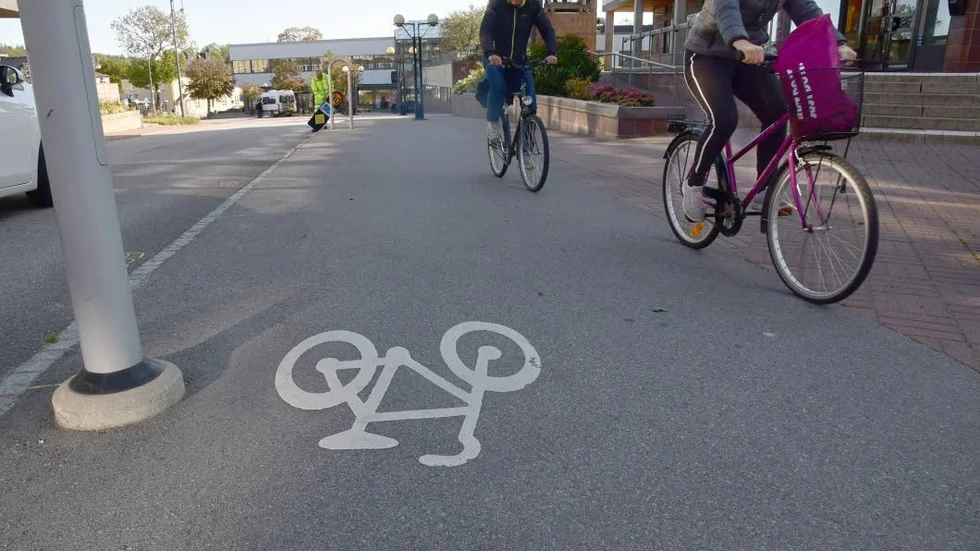 Det finns totalt sju mil cykelvägar i Finspångs kommun, här mitt i centrum.