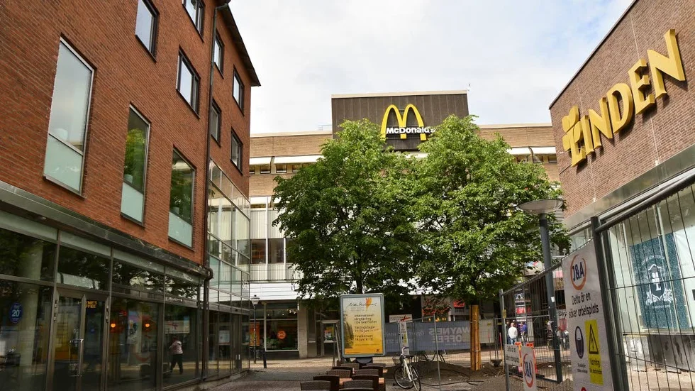 Personal i chock. McDonalds på Drottninggatan stängde efter attack under nyårsnatten.