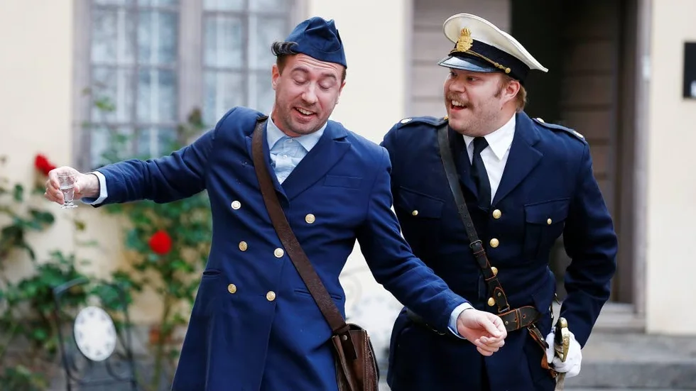 Brevbäraren Olsson (Johan Pettersson) och Konstapel Karlsson (Jakob Sjöberg) väcker publikens förtjusning.