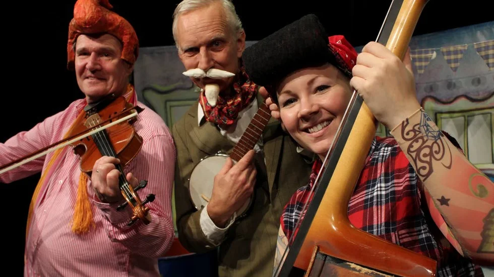 Kenneth Höglind, Hans Bigestans och Sanna Andersson i Musikteater Gulasch repeterar nu Soporna – en serieinspirerad musikföreställning för barn om konsten att sopsortera.