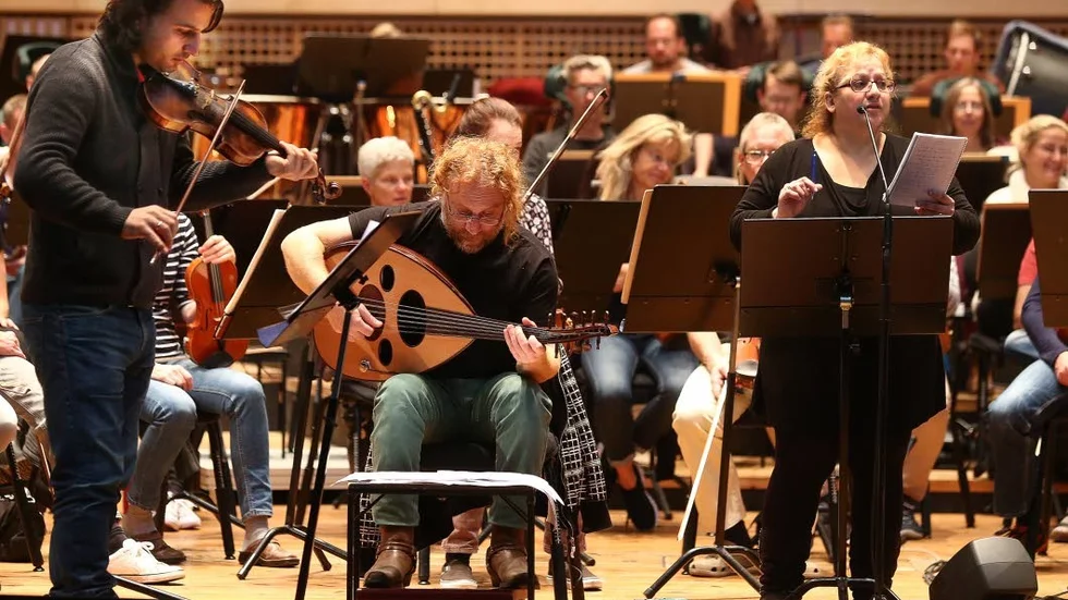 Tre solister. Violinisten Mukryan Abubaker Molod, Mousa Elias, syrisk oudvirtuous och sångerskan Sohair Chkair från Syrien repeterar med Norrköpings symfoniorkester.