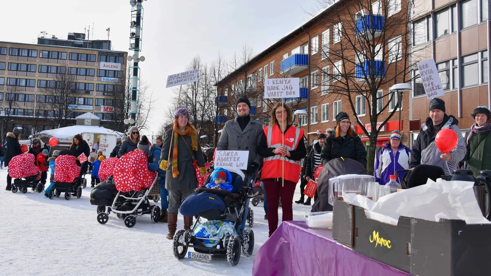 Ett femtiotal personer samlades på torget i Skellefteå för att ta del i marschen. Foto: Jonas Nilsson