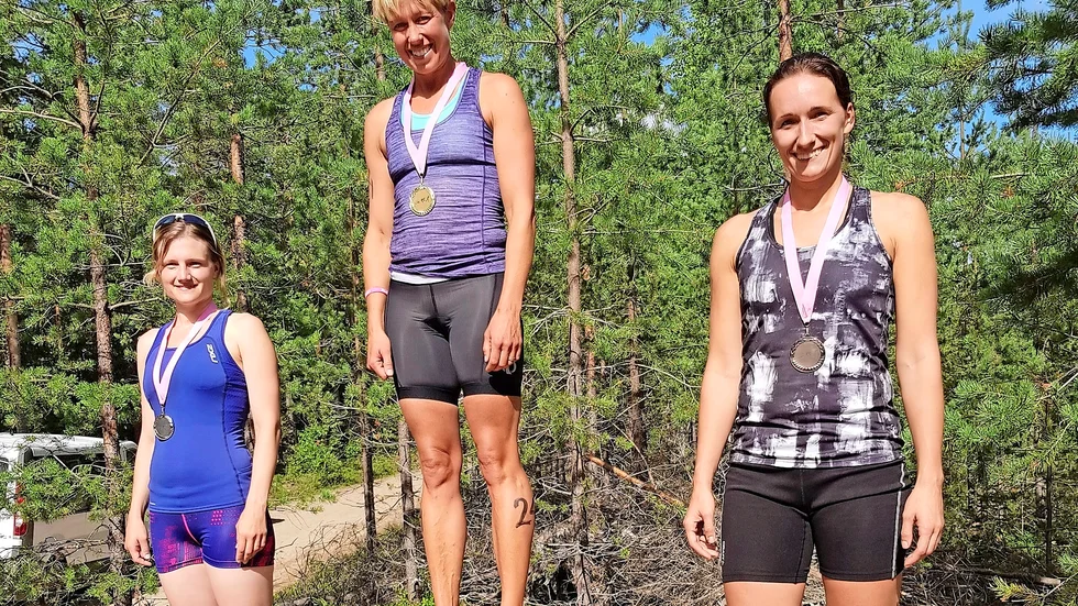 Damernas topp tre. Emelie Gauffin, andraplats, Erika Lind, segrare, och Emma Stenberg, trea.