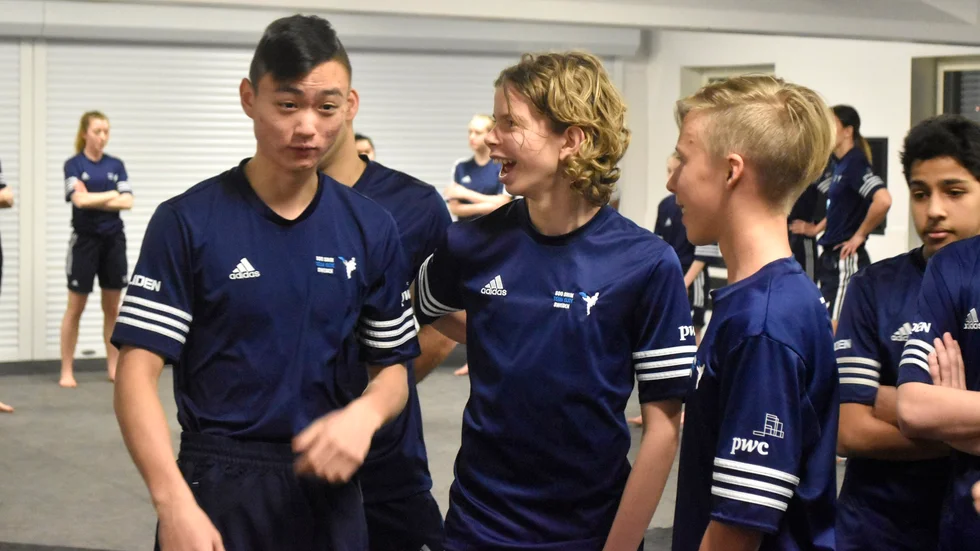 Nyförvärv. Fredrik Lindström (längst t v) peppas av klubbkompisarna Alfred Bergh och Frederik Emil Olsen. Foto: Roger Lindström.