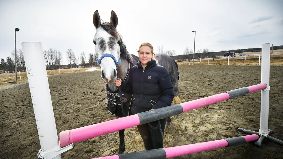 Mångmiljonsatsning. Erica Cox, här med genuppfödda Lolly, bestämde sig att leva sin dröm och bygga ett ridhus. Under sommaren påbörjas byggnationerna I Kusmark. Foto: Jeanette Lövgren.