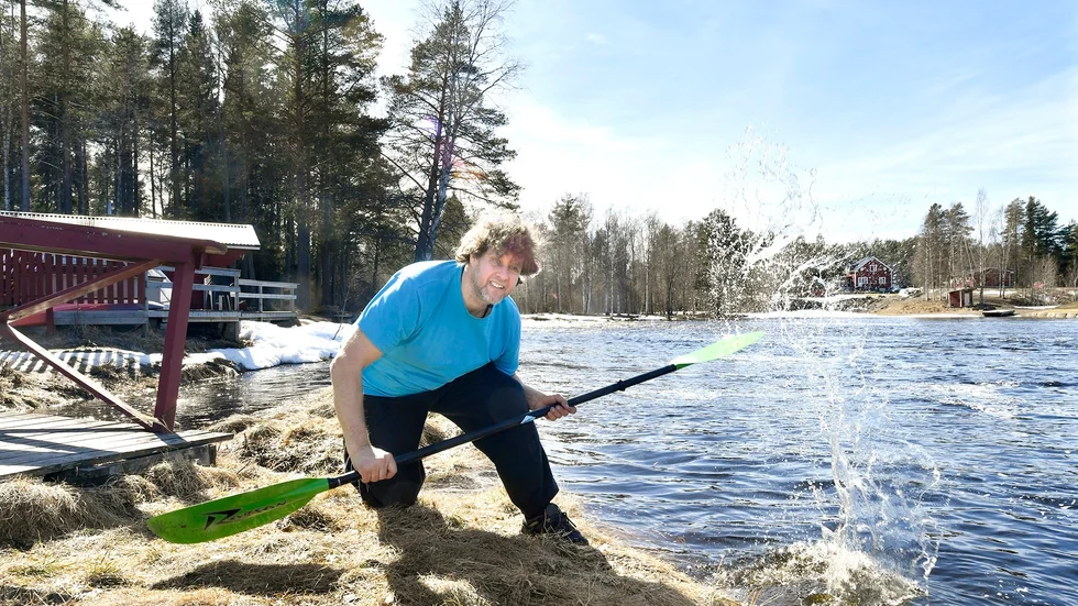 Använda älven. Hans Brettschneider ser potential i älven vid Bureå Camping. Han vill gärna göra sådant som påminner om flottningen. Foto: Jeanette Lövgren.