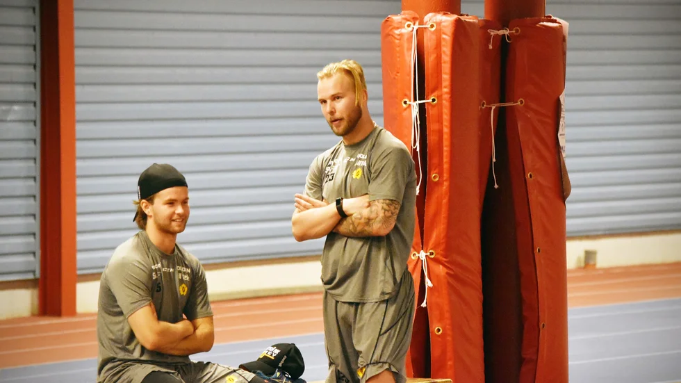 Stjärnbacken. Mark Katic (t.h.) är tillbaka och här samtalar med backkollegan Anton Öhman efter ett av Skellefteå AIK:s fyspass. Foto: Kent Vikström.