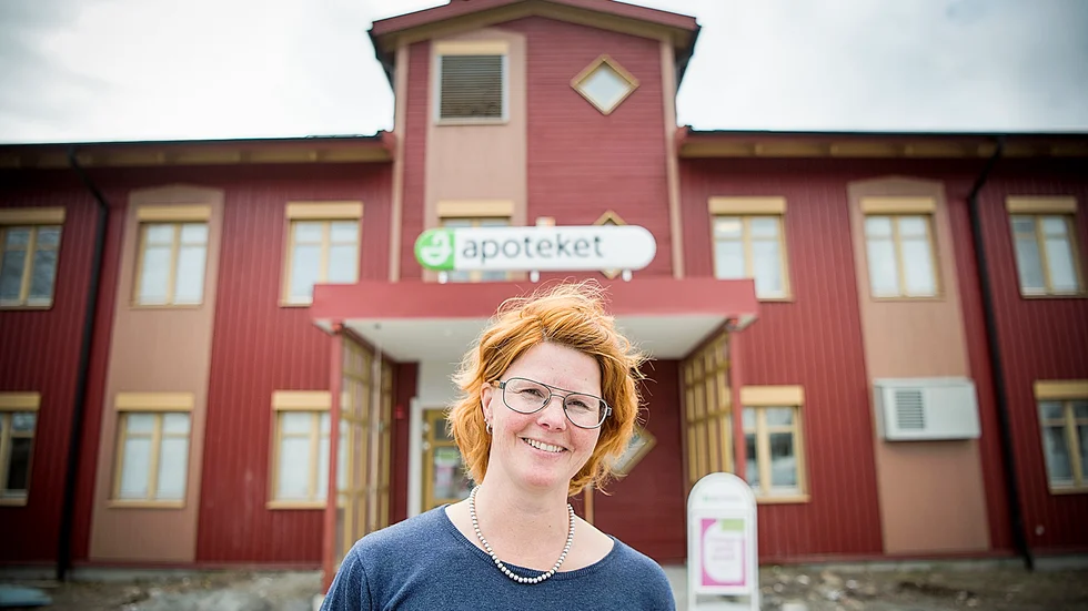 Flytten. ”Vi väljer att följa med hälsocentralen och vi väljer att bygga nytt, för vi tror på det här”, säger Apotekets butikschef Anna-Lena Bramsäter. Foto: Lars Eriksson.