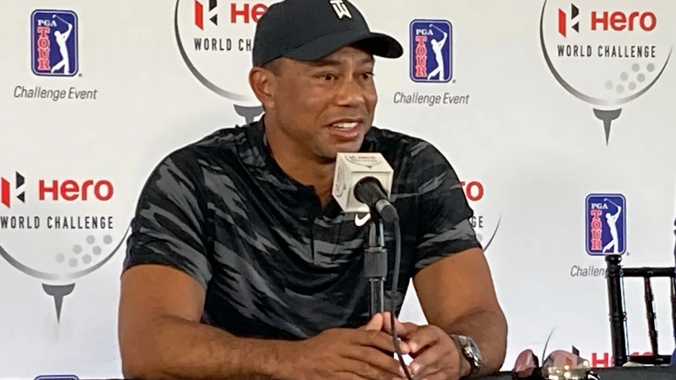 Tiger Woods under tisdagens presskonferens i Bahamas.