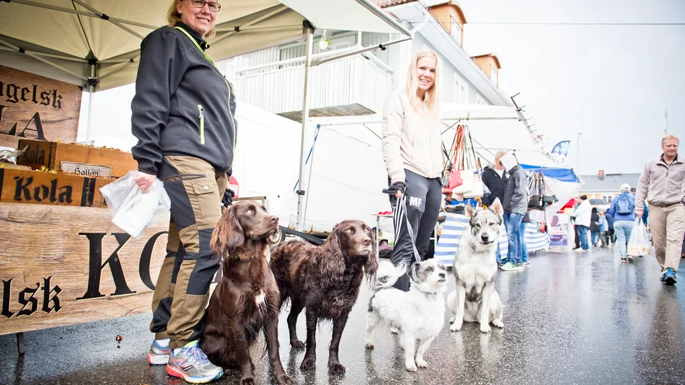 För Linda Andersdotter och Matilda Frisk är marknaden tradition – både att arbeta med och handla på. Foto: Thea Holmqvist