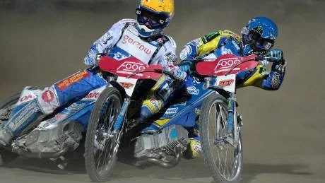 Tuff kamp mellan Nicki Pedersen och Tomasz Gollob i finalheatet, En kamp som Nicki vann.Foto: Lukasz Grochalaj/AP