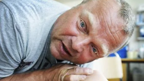 Genom att lägga örat mot patientens mun och fästa blicken på dennes bröstkorg tar man reda på om patienten andas.