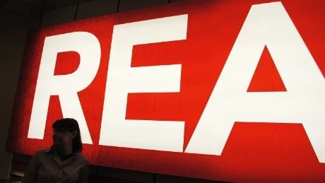 Det har varit många detaljhandelsbutiker som skrikit ut ordet ”Rea” för att rädda ett tufft år. Det ser ut som det hjälpt. Åtminstone om man ska tro Petra Edlund på Dressman i Västervik.