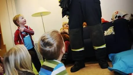 Christian Fridsta visar hur snabbt han kan få på sig sina arbetskläder när larmet går.Foto: Ellen Nielsen-Kindstrand