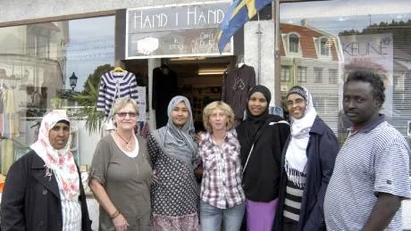 På lördag samlar föreningen Hand i hand in pengar till nödlidande i Somalia. Bland andra kommer de  här personerna att finnas på plats i Gamleby centrum, från vänster Kinsi Nuurxirsi, Gun Virenhem, Sahra Ahmed, Ing-Marie Korte, Farhiyo Awaie, Kaltuma Sheikh och Mohamed Yusuf.FotO: Hans Brandin
