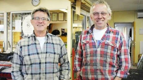 AK Glas och Bygg AB:s ägare Lennart Karlsson, till vänster, och Lennart Andersson har drivit företaget i nära 30 år. Den 1 december tillträder nya ägare.