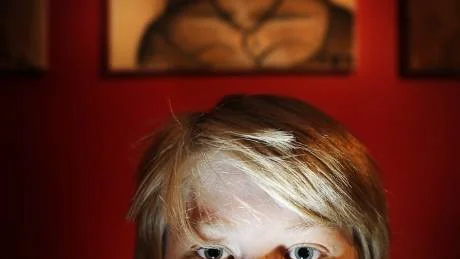 Carl Olsson framför sitt verk utan namn. Akrylmålningar var en av de saker kulturskolans elever fick skapa under året. "Den här är jag mest nöjd med". Foto: Ola Axman