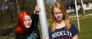 Wilma och Hedda väntar fortfarande på fotbollsnäten