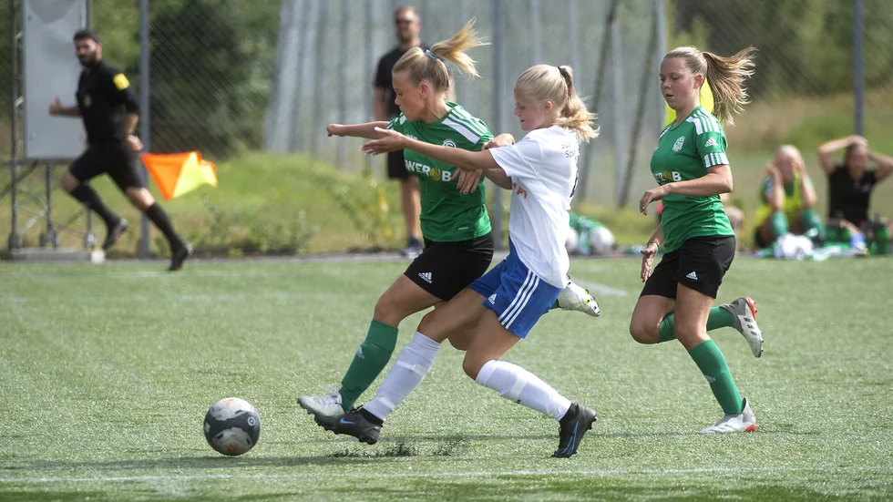 Skogstorps F17-tjejer (i grönt) blev DM-mästare efter vinst mot Nyköping.