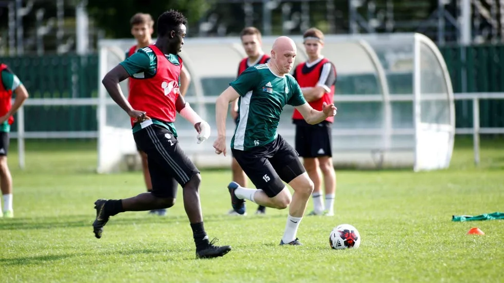 Nyförvärvet Dennis Botchey och Felix Ljungberg i duell.