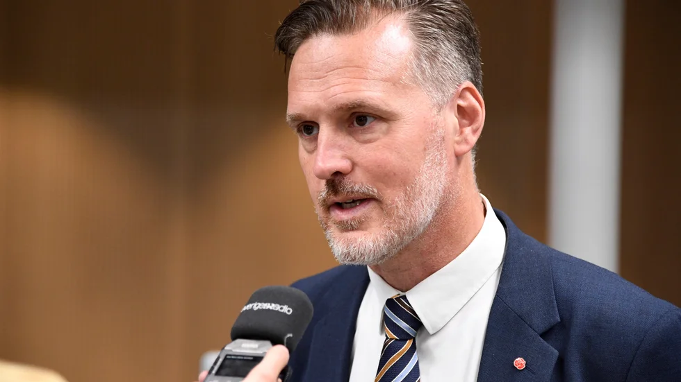Finansmarknadsminister Max Elger (S) presenterar en ny utredning som ska analysera hur hushållen påverkas av de stigande räntorna. Arkivbild.