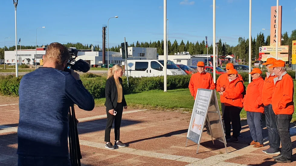 Utanför Folkets hus hade politiker från Framtid S samlats, för att manifestera sitt stöd till gruvan.