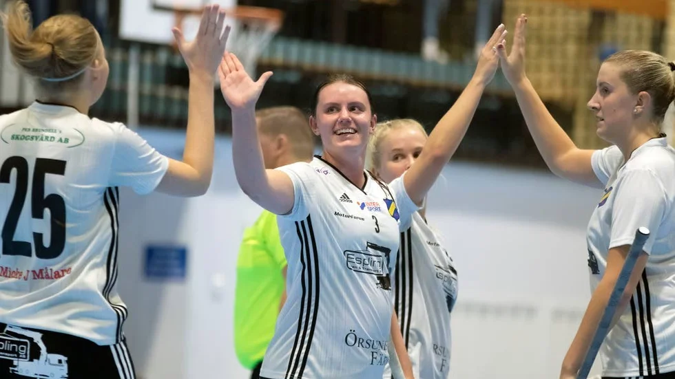 Segerjubel. Felicia Karlsson (3) gjorde två av målen när Enköpings IBK vann seriepremiären över Storvreta Ungdom med 8-4.