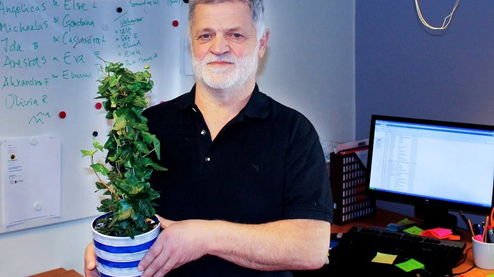 Lars Ekström här med blomstergåvan från MVT.