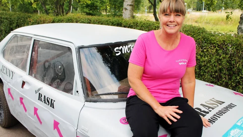 BITEN. Jenny Hedström var ridtjej från början, men har i folkracesporten hittat helt andra hästkrafter att brinna för. Här är hon med bilen hon debuterar i Folkracefestivalen med.