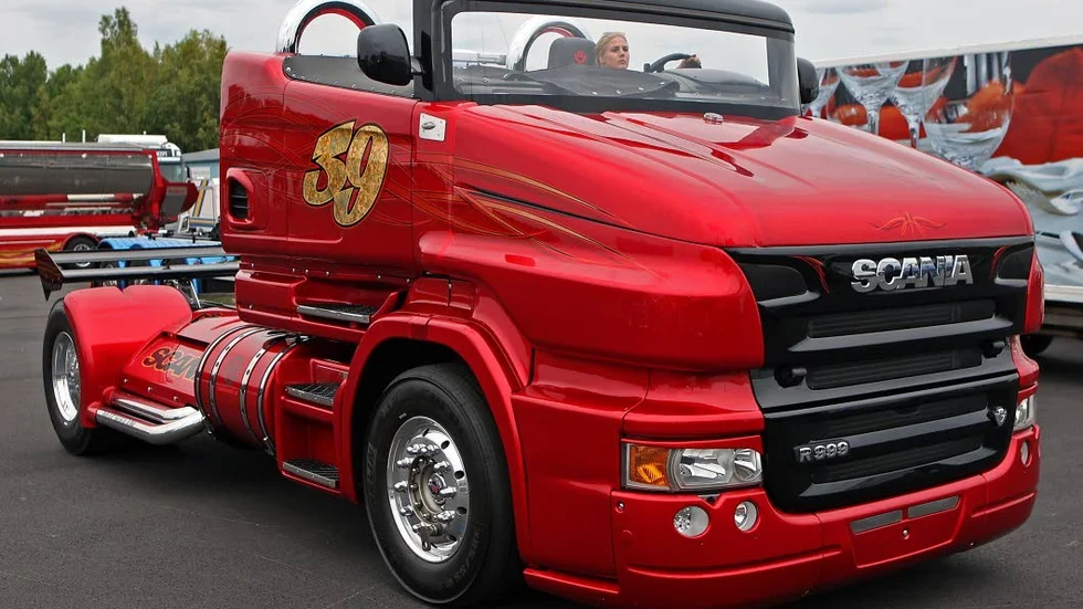 Nercabbat. Svempas Scaniacabriolet drar garanterat blickarna till sig.