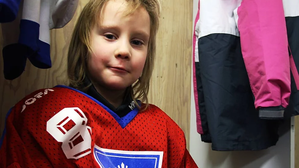 Tindra Nilsson från HC Wettern tycker att det roligaste med ishockey är att få göra mål.