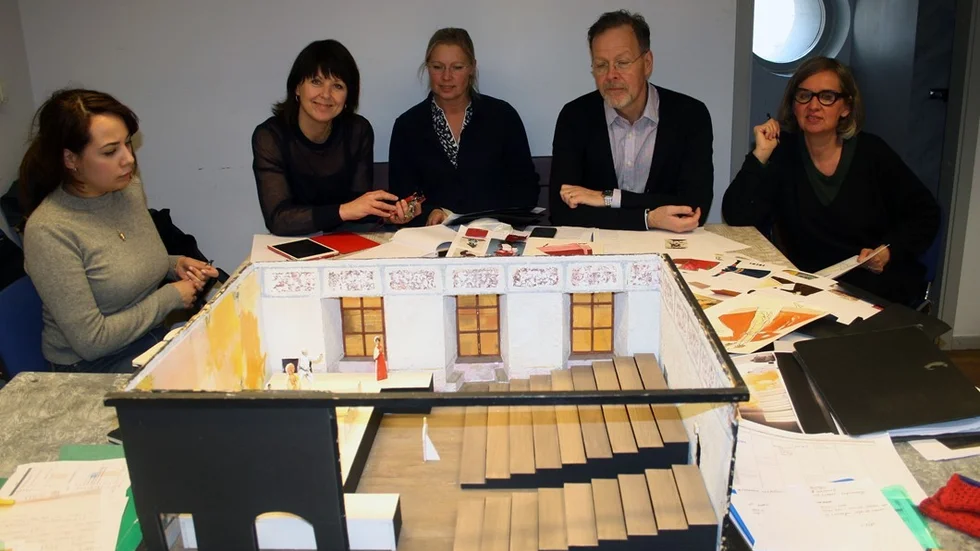 Jasminda Blanco, Katrin Wahlberg,  Susanna Holmqvist, Nils Spangenberg och Marika Feinsilber jobbar med sceneri, kostym och mask inför sommarens operaföreställning.
