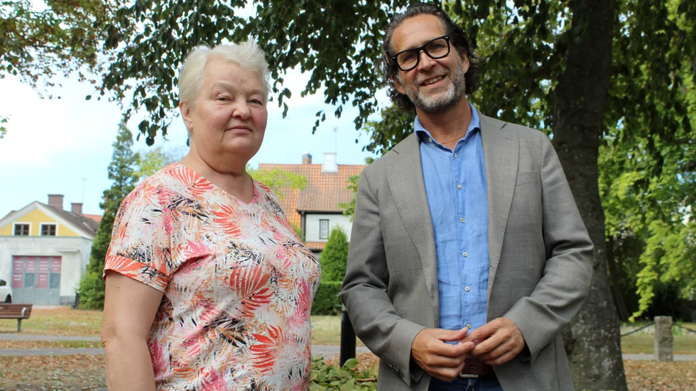 Centerpartiets Ingela Svensson och Fredrik Lindwall tror att fler trygghetsbostäder på landsbygden på längre sikt kan leda till att fler barnfamiljer bosätter sig utanför tätorten. "Vi måste se till hela kommunens utveckling" säger Svensson. De vill även se trygghetsbostäder nära Stadsparken, i kvarteret Syrenen (i bakgrunden) som just nu detaljplaneras för bostäder. 