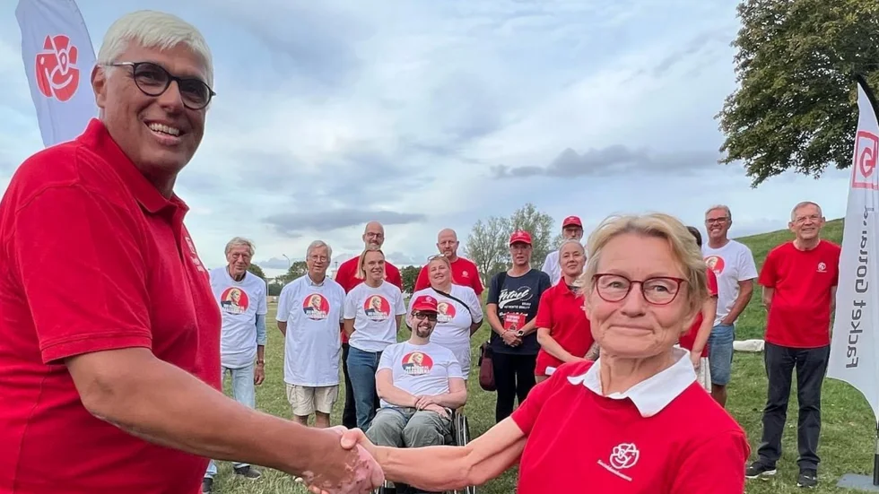 Thomas Karlström (LO) och Ulla Pettersson (S) tar i hand för välfärdsarbetarnas villkor på Gotland