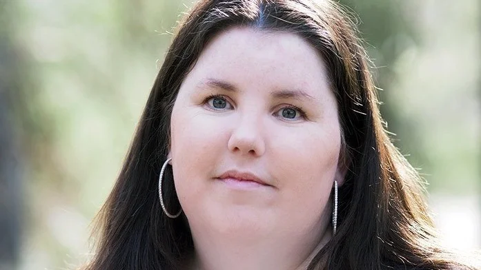 "Min kritik är att man lägger pengar på fel saker, man ska lägga pengarna på undervisningen, eleverna och kvaliteten och inte på att finansiera tomma skolklasser", säger skoldebattören Linnéa Lindquist.