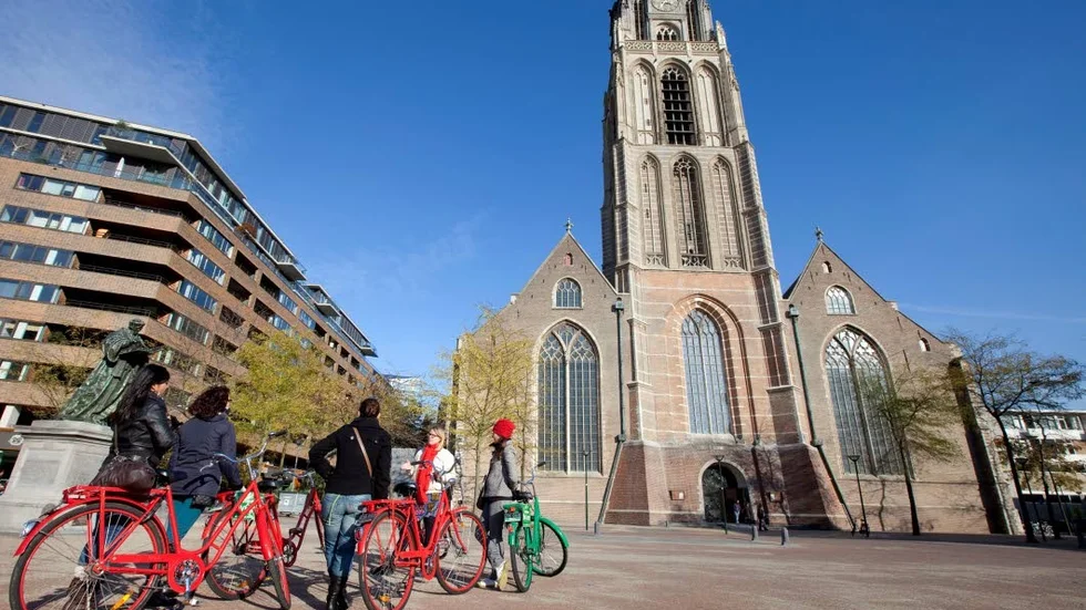 KYRKA. Laurenskyrkan är det enda kvarvarande monumentet från medeltiden i Rotterdam. Byggnaden används i dag också för utställningar, konserter och konferenser.