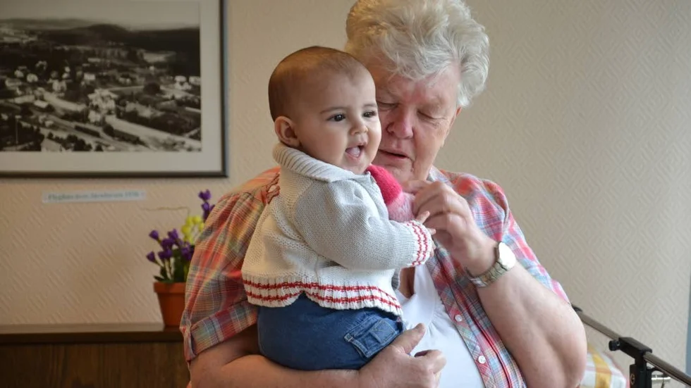Birgitta Möller passar gärna de små medan föräldrarna sitter i skolbänken.