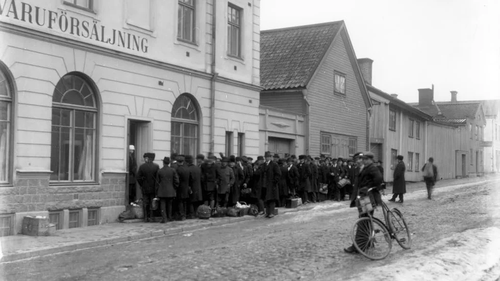 Lång kö. Tidig morgon för länge sedan utanför Västerviks spritvaruförsäljning på Brunnsgatan. Bilden är kanske från 1930-talet.