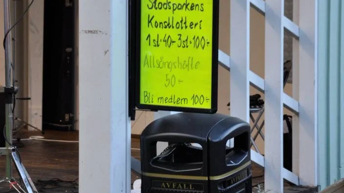 VINSTER. Under måndagskvällen drogs vinnarna i årets konstlotteri.