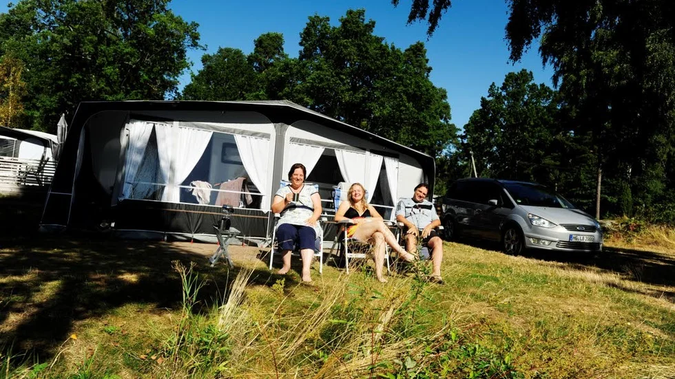Lagom varmt. Birgit, Pina och Lutz Beberweil i förmiddagssolen.