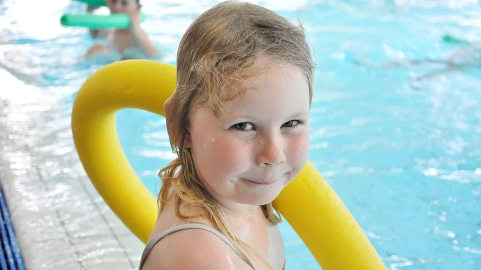 Pausar. Amelia tar en liten paus vid bassängkanten.
