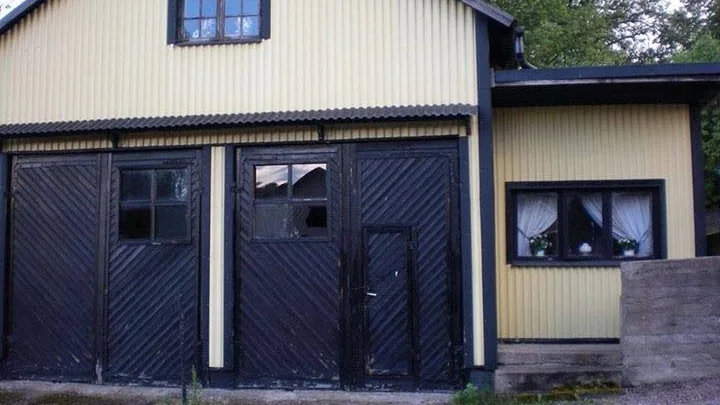 Samlingsplats. Kiosken i Blankaholm som tillbyggnad till garagebyggnaden.