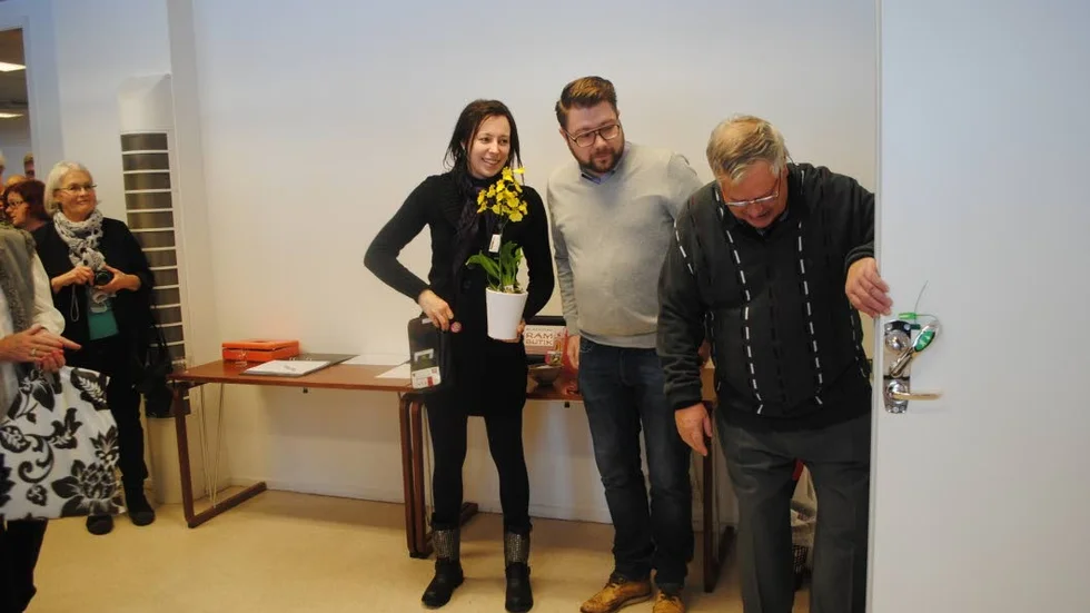 Öppet. Björn Gunnarsson gläntar på dörren till framtiden. Dan Nilsson klippte bandet och Anna Bodjo gratulerade.