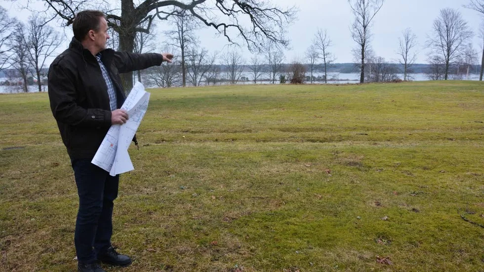 Bygg här. Det pågår en debatt om placeringen på ett framtida äldreboende. Gertrudsviks Fastighets AB berättar att de har ett färdigt förslag kring ett äldreboende i Gertrudsvik.