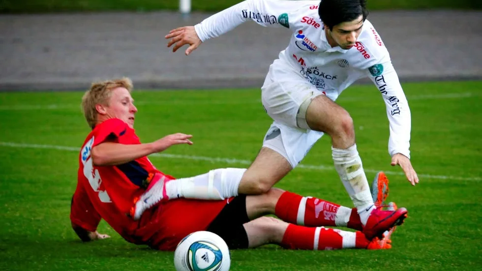 Edin Skeja var svårstoppad och här är det gästernas Sebastian Norén som inte hänger med när Edin sätter högsta fart.&tab;&tab;&tab;&tab;&tab;                Foto: Anders Steiner